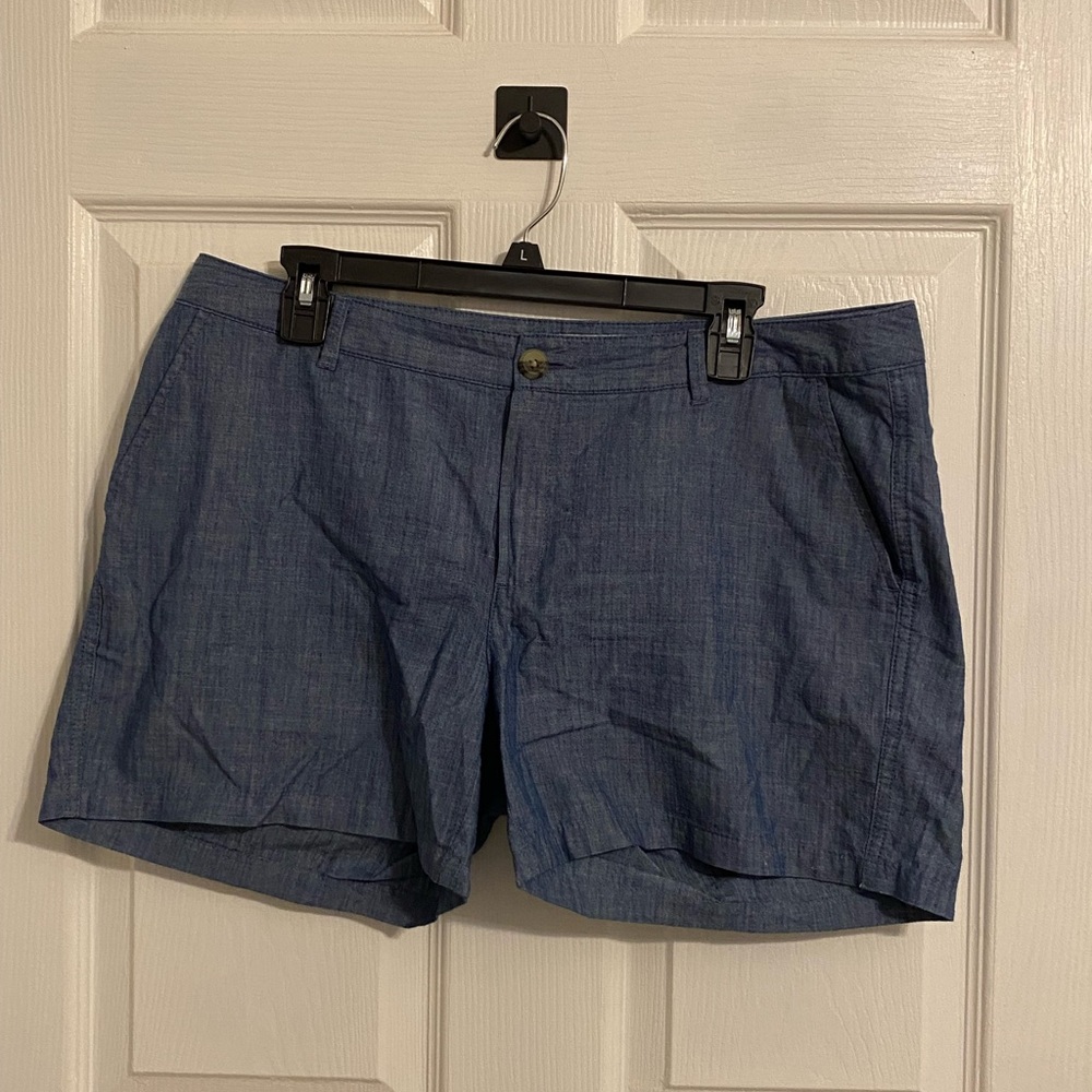 Chambray Blue Shorts, flat front, zip front, front pockets in EUC gently worn